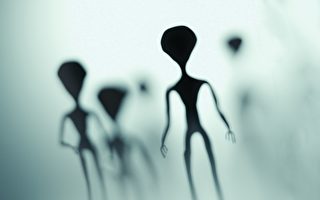 英女自称年幼时濒死 与外星人交换灵魂