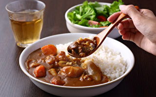 咖喱饭酱汁该放左边或右边？ 日本网友投票