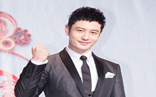 为角色增重15公斤 黄晓明领奖时激动手抖