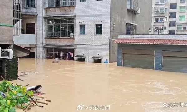 重庆河水倒灌村民被困 部分路段积水达2米