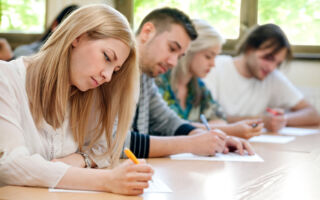 考场天花板很高 竟会让学生考试成绩变差？