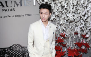 张艺兴演唱会上为母亲庆生 一口误引全场笑声