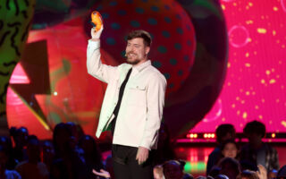 油管史上第一人 网红MrBeast频道订阅数破3亿