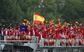 组图:运动员乘船入场 巴黎奥运别开生面
