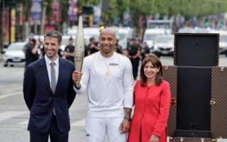 组图：法国国庆节 2024巴黎奥运火炬亮相