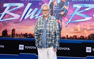 新《超人》杀青 导演分享纪念照 谢善良剧组