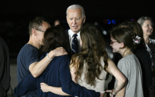 美俄换囚 拜登到机场迎接三名美国人回家