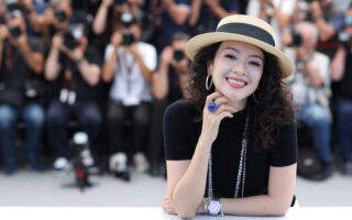 章子怡带儿女出游 炎炎夏日陪玩全身包裹严实