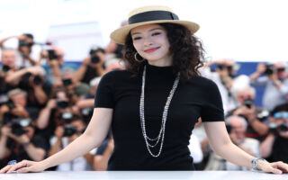 章子怡带8岁女儿看话剧 母女俩装扮精致