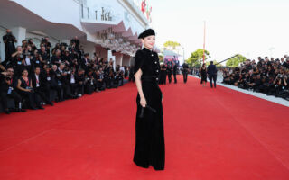 章子怡威尼斯影展走红毯 8岁女儿尾随帮拍照