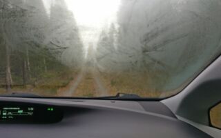 专家：用这招清理汽车挡风玻璃会使其受损