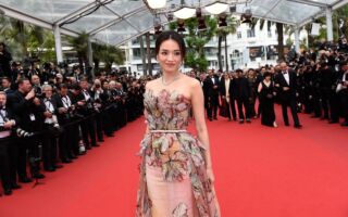 舒淇幽默回应年龄被改争议：写小20岁能接受