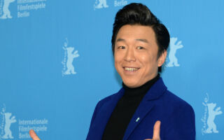 黄渤回青岛录节目遇尴尬 被路人拦住求找工作