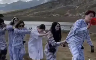 “十一”怪象：年轻人穿精神病院病号服出游