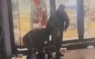 呼和浩特一男子被多人围殴倒地 脖子再被刀捅