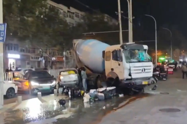 “共产党不让我活”青岛司机连撞五十多车