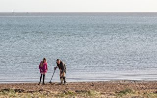 寻宝发现千年古币卖560万美元 男子：如中乐透