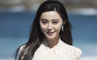 范冰冰为新片学插秧 不慎跌坐泥潭获赞敬业