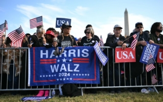 组图：贺锦丽在白宫草坪发表“结辩”演讲