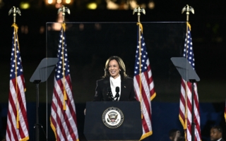 贺锦丽发表结辩演说 强调团结与开创未来