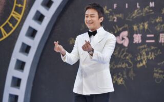 45岁邓超头发胡子全白 侧脸神似周星驰