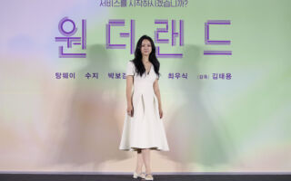 汤唯被大衣披肩价格惊呆 逗趣表情笑翻网友