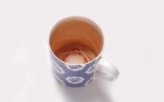 这一物可清理马克杯里的茶渍 效果超乎想像