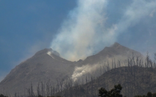 印尼火山喷发 喷出爆炸性熔岩柱 10人死亡