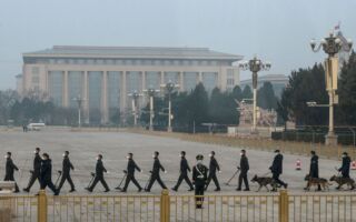 两名中共警察猝死 八名中年教授高管密集病亡