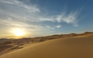 大自然变色?沙特沙漠罕见白雪皑皑超梦幻