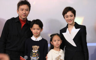 孙俪再携一对儿女挺邓超 曝光另类育儿经