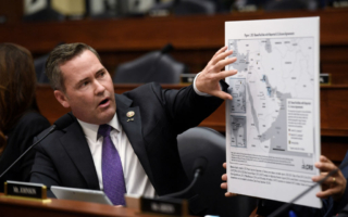 川普正式任命国安顾问 支持以实力谋和平