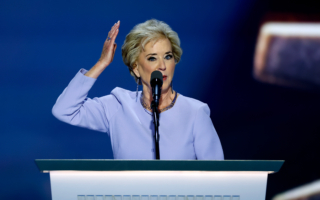 川普提名前WWE执行长麦克马洪领导教育部