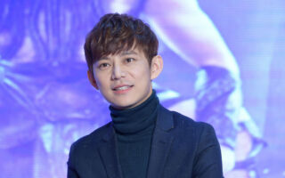 大陆主持人何炅聚会视频疯传 坐姿局促引热议