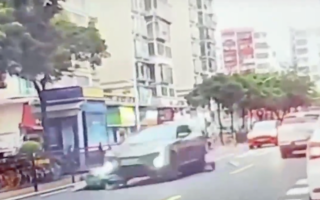 珠海拱北一辆汽车加速撞击行人 伤亡不明