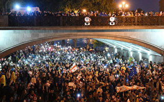 格鲁吉亚数万人游行反对“外国代理人法案”