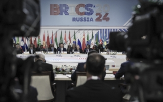 川普警告金砖国：取代美元将面临100%关税