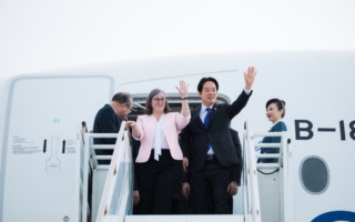 赖清德首次外访 过境夏威夷 F-16战机护航