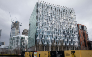 川普提名投资银行家斯蒂芬斯任驻英大使