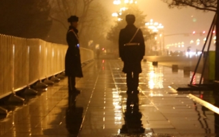 中共军中喉舌挺集体领导 中南海生变信号？