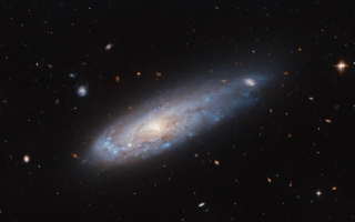 螺旋星系IC 3225状似炮弹飞行 拖着尾巴