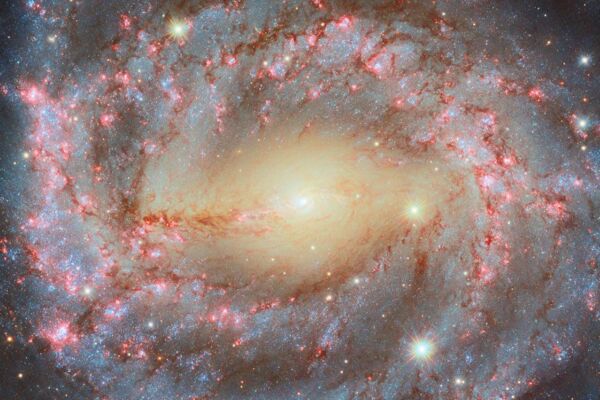 哈伯太空望远镜拍到宏观螺旋星系 壮观无比