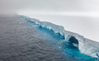 摆脱数月原地打转 世界最大冰山开始北漂