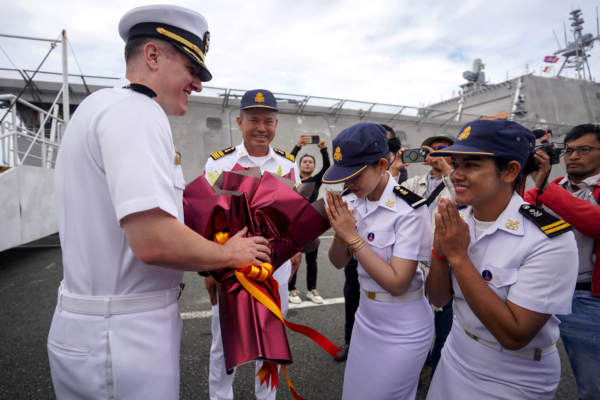 美军舰艇8年来首次访问柬埔寨 两国关系升温