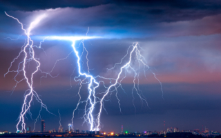 民航机遭雷击会发生啥事？会从天上坠落吗？