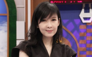 周慧敏被路人搀扶过马路 画面惊险