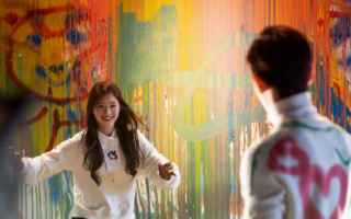 赵露思瘫软坐轮椅送医 工作室回应 已住院10天