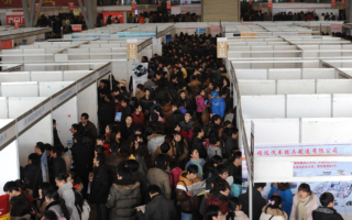 失业率高 大学生无奈当网约司机或外卖员