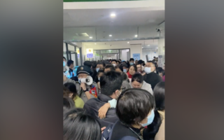 中国跨年疫情肆虐 医院求诊现人潮