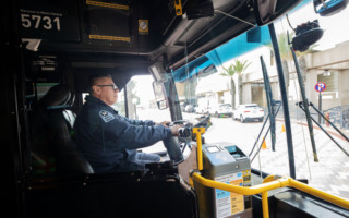 洛城交通局为全体公交巴士装司机保护屏障